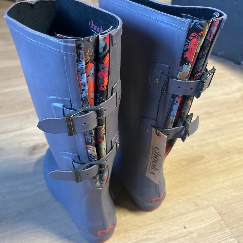 Chooka Versa Prima Mulberry Purple Rubber Rain Boots Floral Gusset Womens 7 NEW